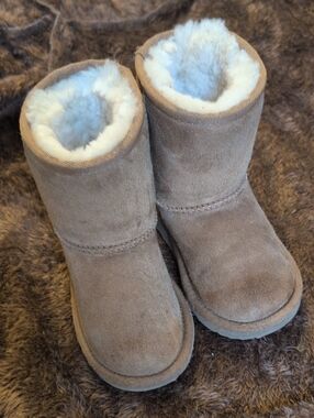 UGG Kids Classic Short Boots in Chestnut with White Shearling